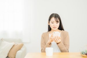 スマホを触る女性