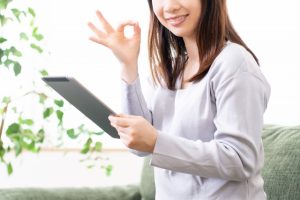 笑顔でOKする女性